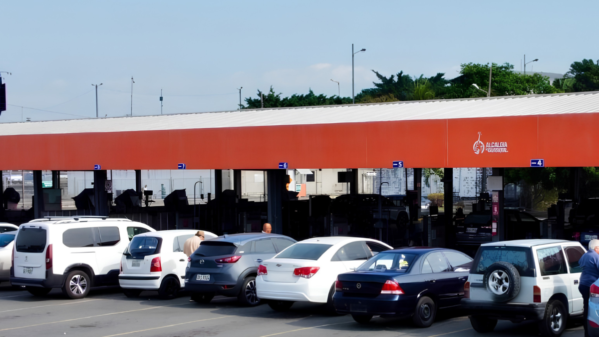 Referencial. Centro de revisión vehicular en Guayaquil, donde se cumplen los procesos de matriculación de 2026.