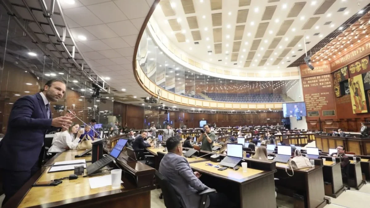 Asamblea suspendió el debate el 29 de julio por desacuerdos sobre familia y reproducción asistida.
