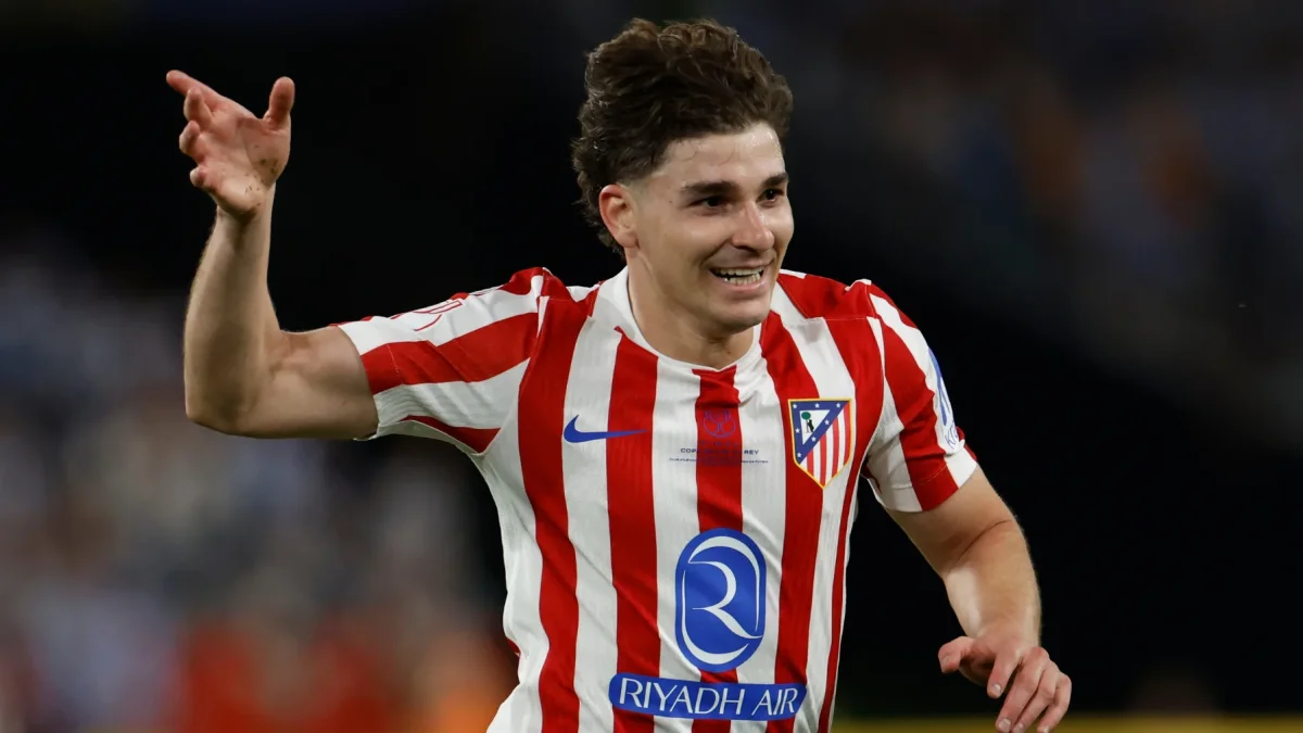 Imagen en la que puede verse al delantero del Atlético de Madrid, Julián Alvarez, durante la final de la Copa del Rey.