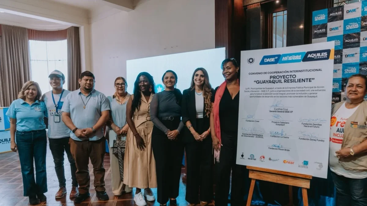 Representantes de las organizaciones seleccionadas para recibir fondos junto a funcionarios municipales.