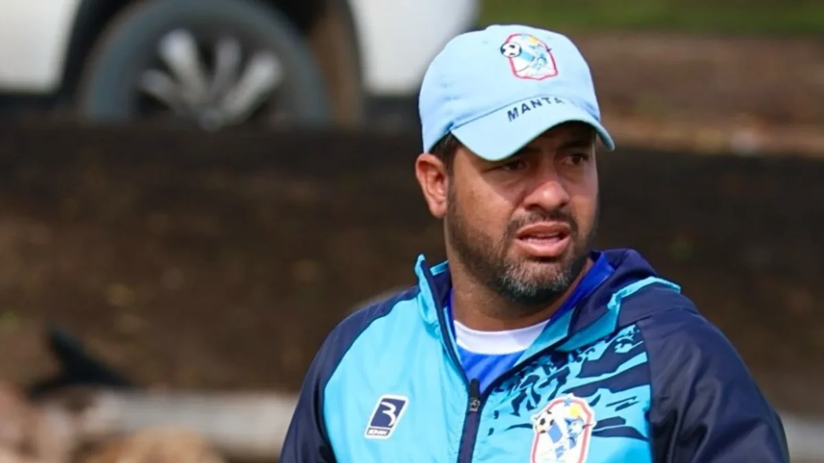 Javier Carvajal dirige una sesión de entrenamiento con el primer equipo del Manta FC durante su etapa como director técnico del club.