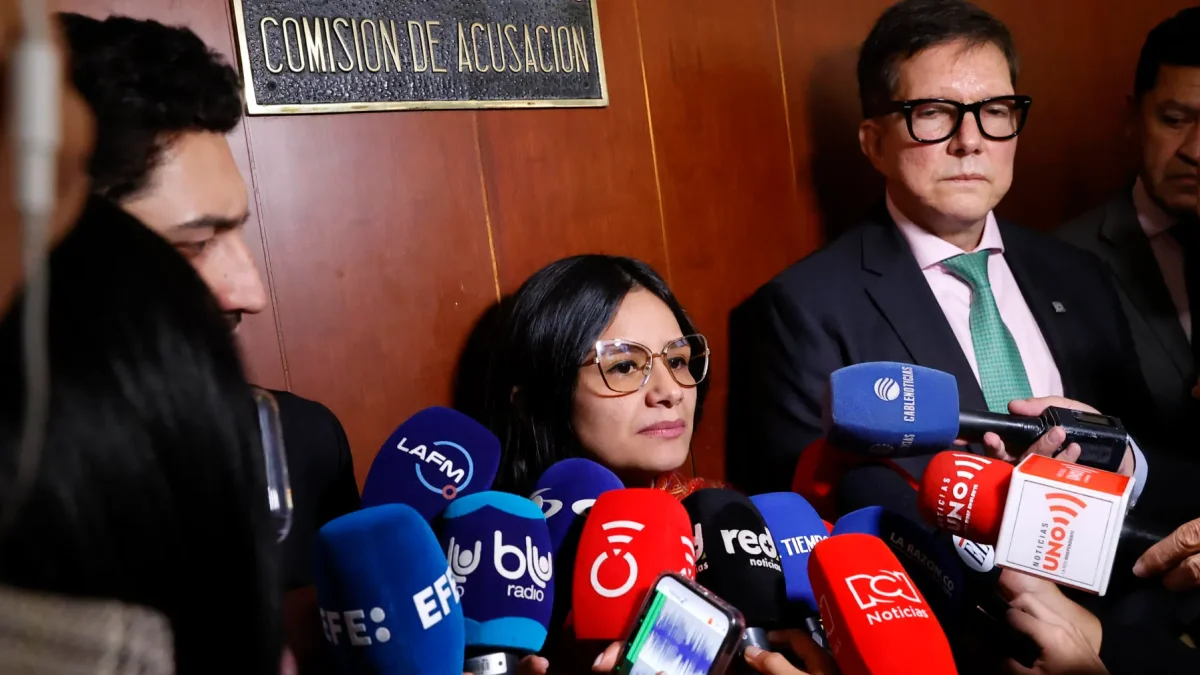 Angie Rodríguez habla con periodistas tras presentar una denuncia ante la Comisión de Acusación de la Cámara de Representantes contra el presidente Gustavo Petro.