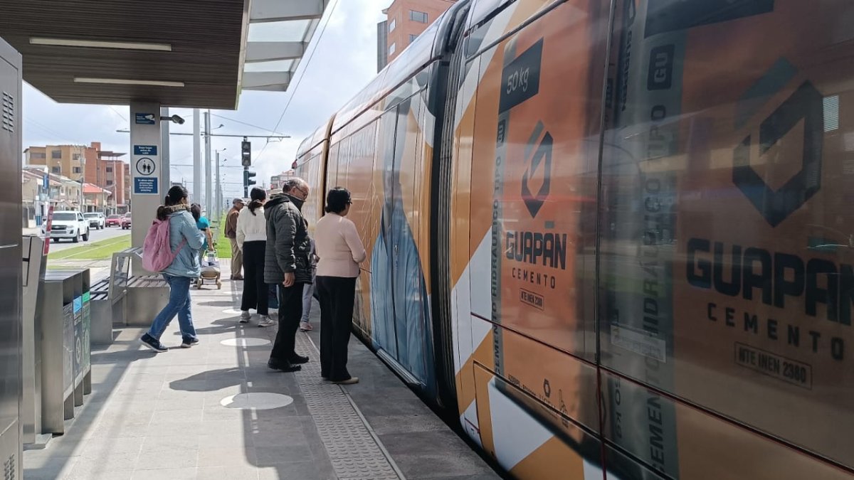 En cada estación del tranvía existen las maquinas para la recarga de las tarjetas y para la validación del pasaje.