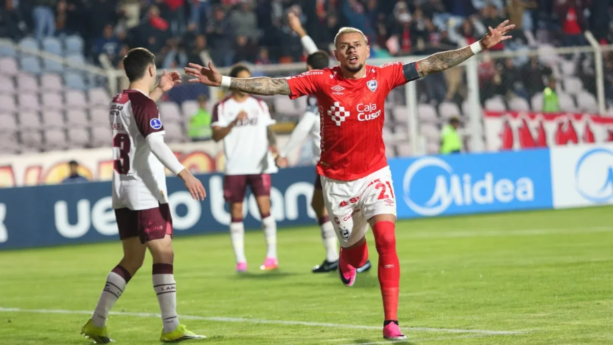 Carlos Garcés celebra uno de sus goles durante la victoria de Cienciano sobre Lanús, resultado que selló la clasificación a los octavos de final de la Copa Sudamericana.