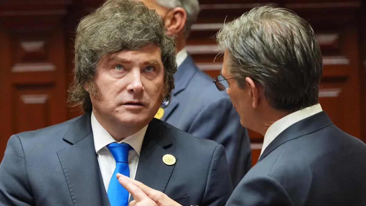 El presidente de Argentina, Javier Milei (i), habla con su homólogo de Bolivia, Rodrigo Paz.