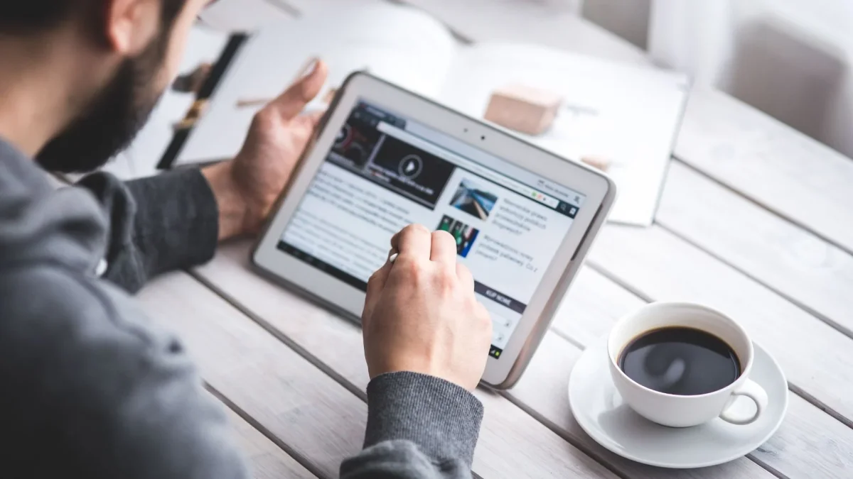 Las plataformas digitales crean una percepción de abundancia informativa que aplaca la necesidad de respuestas o las sustituye con guiones falsarios y entrevistas trucadas.