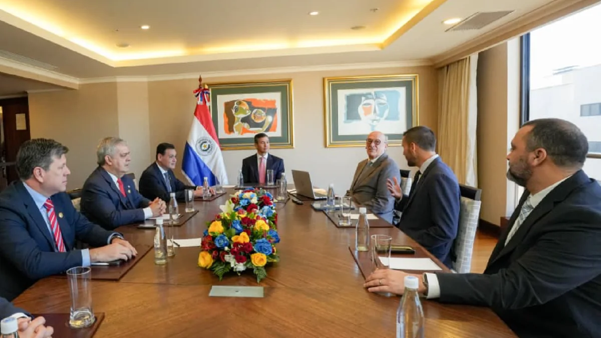El presidente paraguayo, Santiago Peña, con directivos de Novacero y Holding Swissôtel en Quito, el 29 de julio de 2026