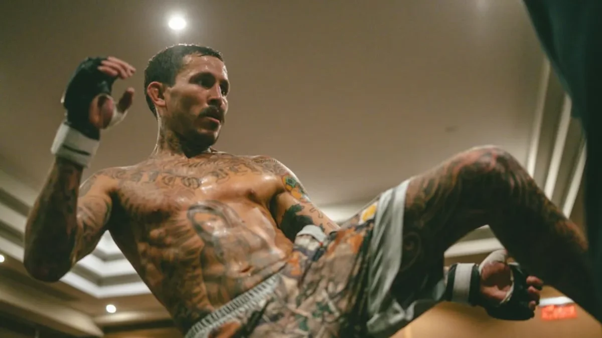 Chito Vera durante una sesión de entrenamiento de artes marciales mixtas, en la preparación para su próximo combate en la UFC.