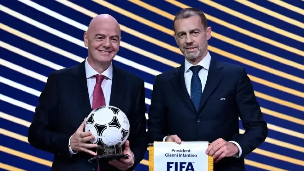 Gianni Infantino junto a Aleksander Ceferin (d), principales directivos de FIFA y UEFA, respectivamente.