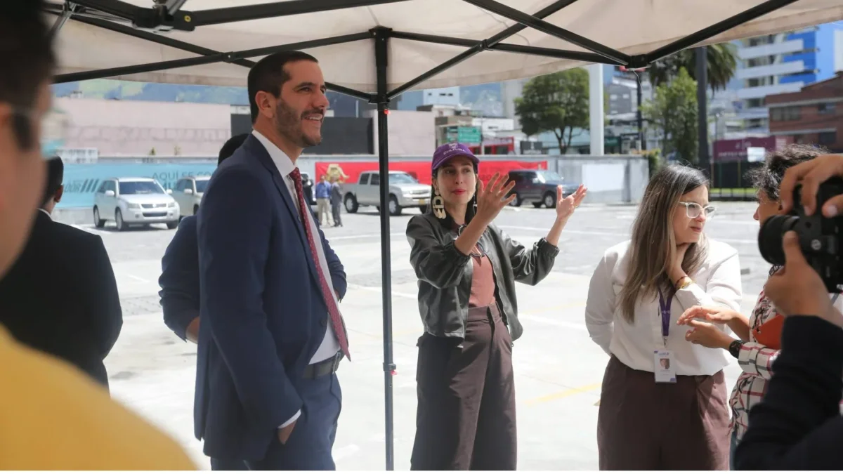 En la Eloy Alfaro y República, el ministro Roberto Luque con la exviceministra de Cultura, Romina Muñoz.