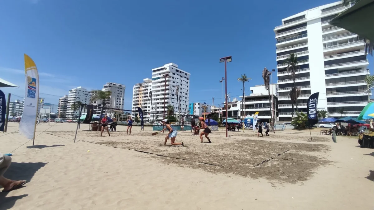 Torneo Nacional de Beach Tennis durante la segunda edición del certamen, disputada en Salinas, provincia de Santa Elena.