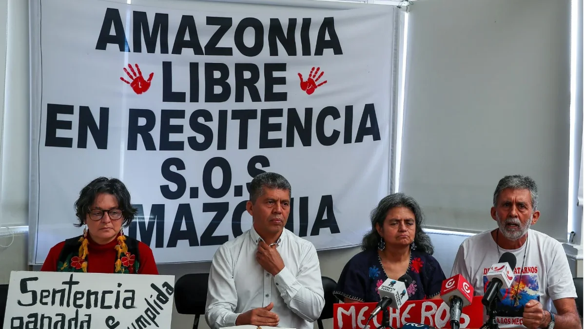 Cinco años después del fallo, mecheros petroleros siguen operando en la Amazonía ecuatoriana.