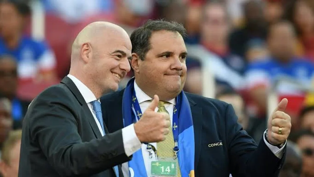 Infantino (i) posa junto al presidente de la Concacaf Victor Montagliani.
