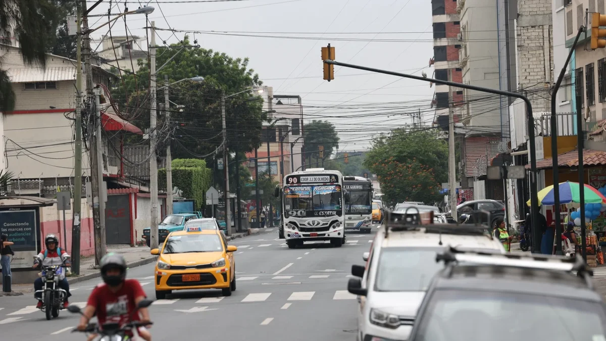 Un promedio de 17.000 vehículos cruzan a diario por la calle Tungurahua, desde el malecón del Salado (centro) hasta la calle Vicente Trujillo (suroeste).