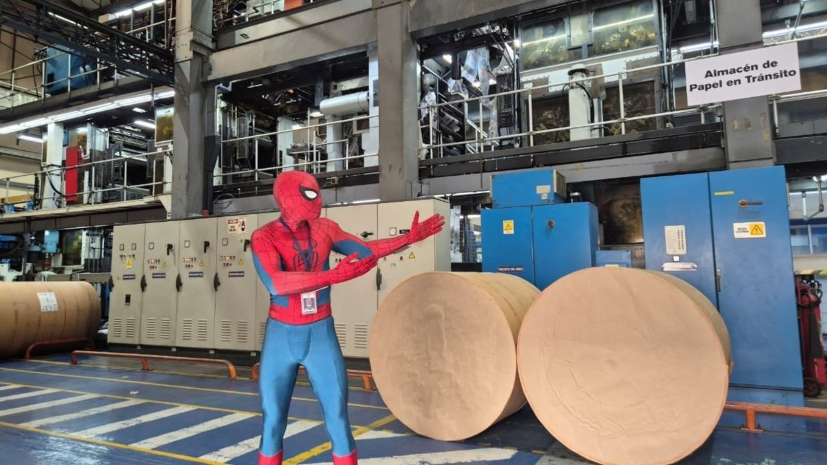 Spider-Man en la rotativa de Diario Expreso