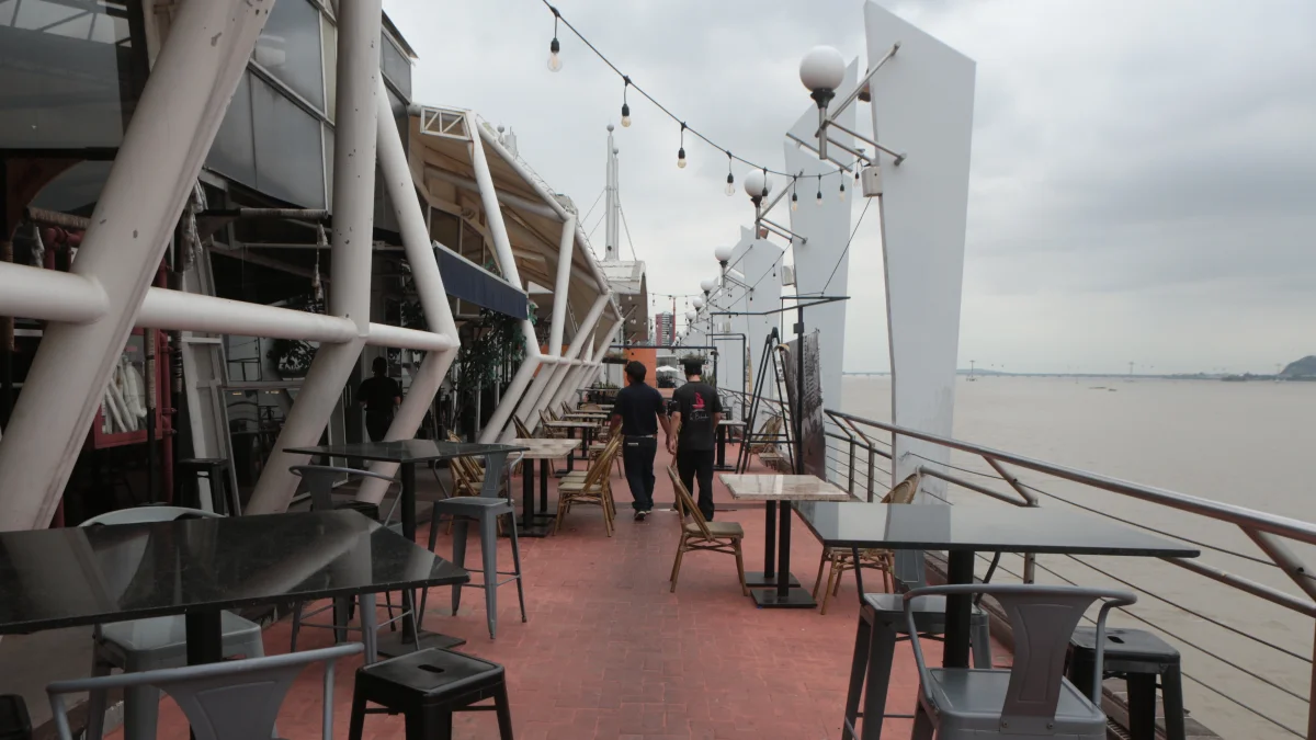 Atracción. Mercado del Río se convirtió durante ocho años en un punto de encuentro gastronómico para locales y turistas en el malecón Simón Bolívar.