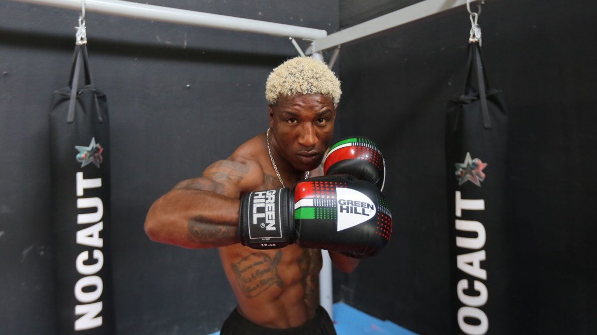 Dedicado hace seis años al mundo del boxeo, Mina ve en la profesionalización una alternativa que combina con la de entrenador personal en este deporte.