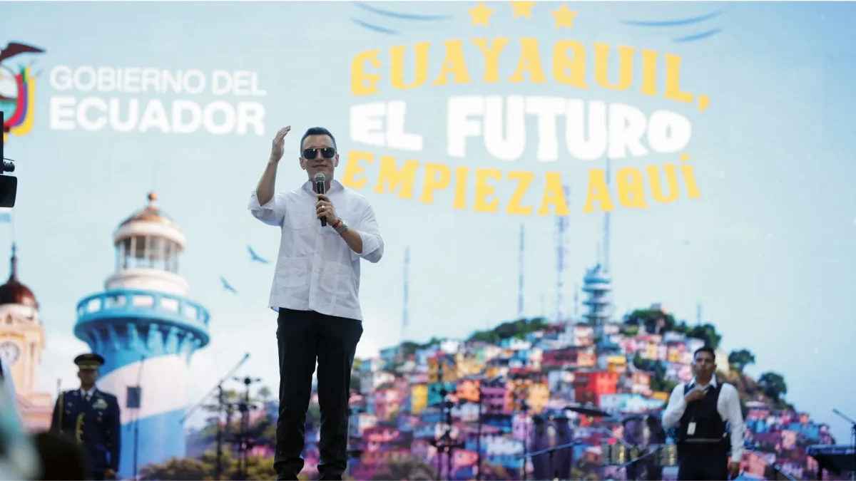 Noboa anuncia baja de combustibles en agosto en Ecuador por menor presión del petróleo internacional.