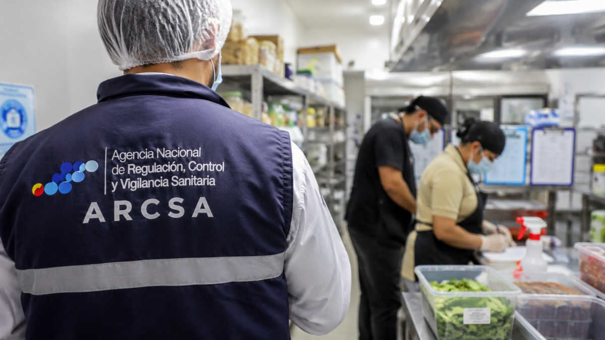 imagen generada por IA de una verificación de la Arcsa.