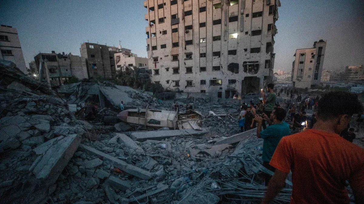 Palestinos desplazados internamente inspeccionaron una mezquita destruida tras un ataque aéreo israelí en la Franja de Gaza, el 28 de julio de 2026.