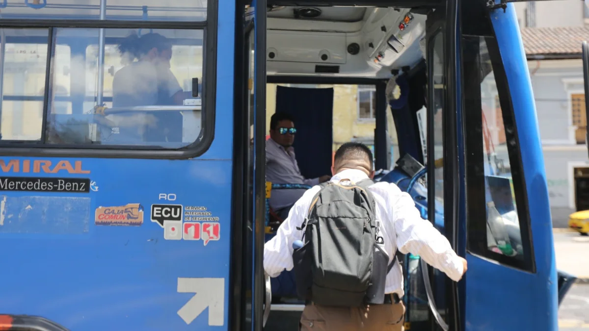 Referencial. Usuarios abordan un bus urbano en Ecuador, en medio del alza de tarifas.