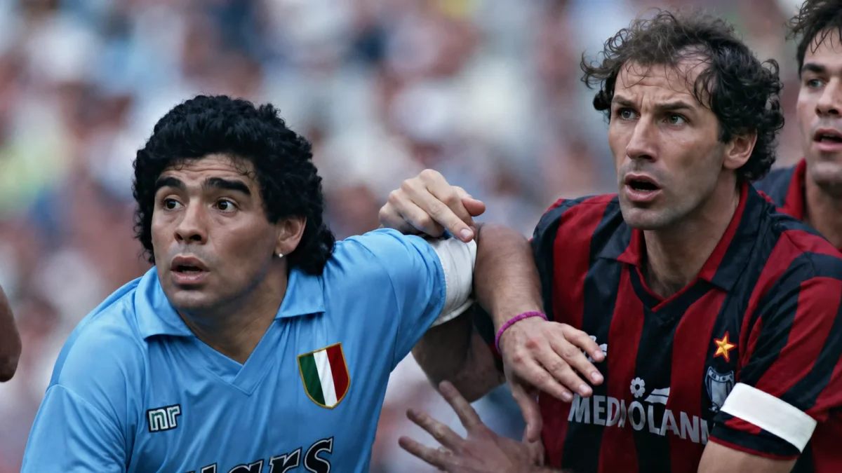 Diego Maradona (izq.), del Napoli, disputa el balón con Franco Baresi, del AC Milan, durante un partido de la Serie A italiana entre el Napoli y el AC Milan, en Nápoles, Italia.