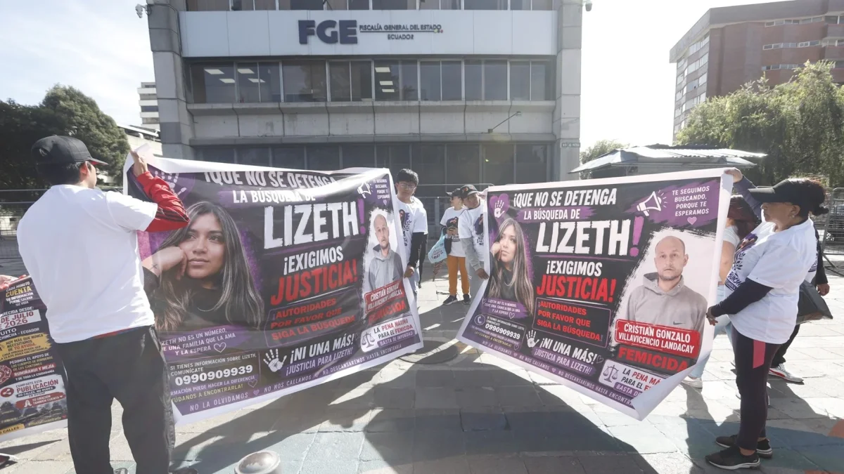 Los familiares y amigos de Lizeth Bunshi hicieron un plantón en la Fiscalía para pedir que se mantenga la búsqueda de la joven.