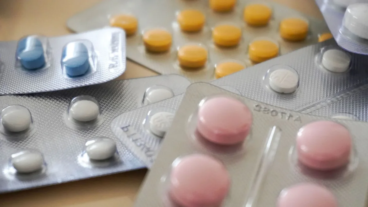 Clausuraron 10 farmacias el 6 de agosto en Guayaquil por denuncias sobre medicinas investigadas.