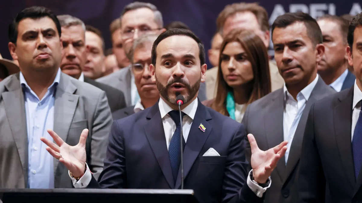 El presidente electo de Colombia, Abelardo de la Espriella (c), habla durante un empalme territorial con alcaldes de Cundinamarca este jueves, en Bogotá (Colombia).