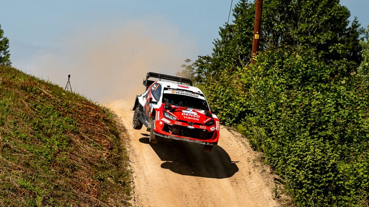 Vehículos del Campeonato Mundial de Rally (WRC) durante una prueba oficial de la temporada.