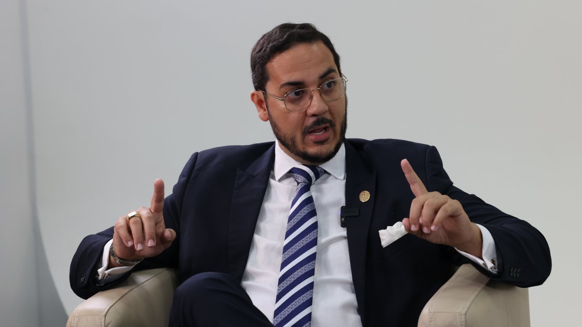 Es abogado y se desempeñó como secretario general del Municipio de Guayaquil y actualmente integra el equipo de defensa jurídica del alcalde Aquiles Álvarez.