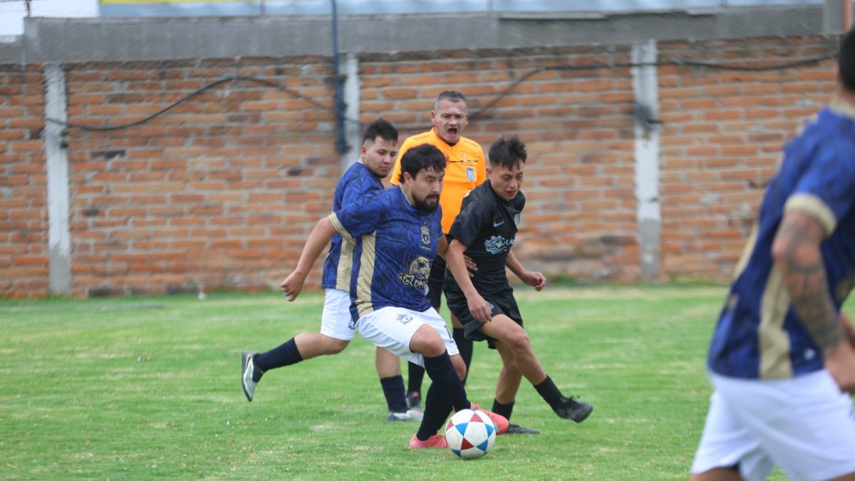 Miguel Torres (c) fue la figura del pase a la final de Liverpool de la Kennedy, tras vencer 2-1 a FC de Santa Teresita.