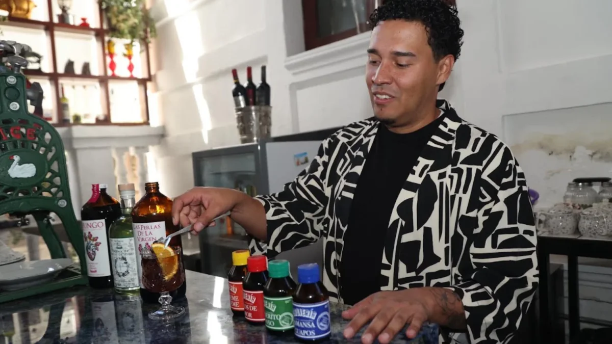 Carlos Roldán muestra los preparados con puntas, a los que nombró como algunos aceites que se venden en mercados como amansa guapos, etc.