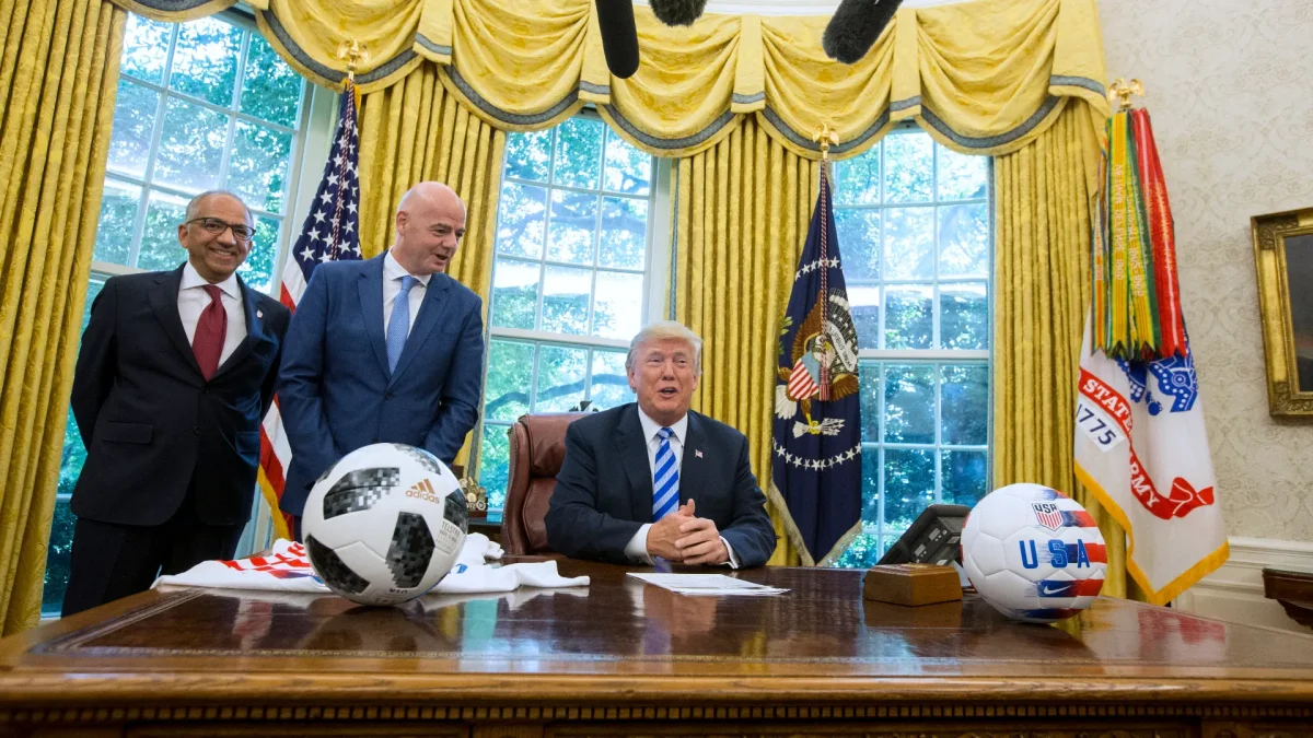 El presidente Donald Trump, junto al presidente de la FIFA, Gianni Infantino (c), y el asesor del mandatario de la FIFA, Carlos Cordeiro (i), en la Casa Blanca en Washington.