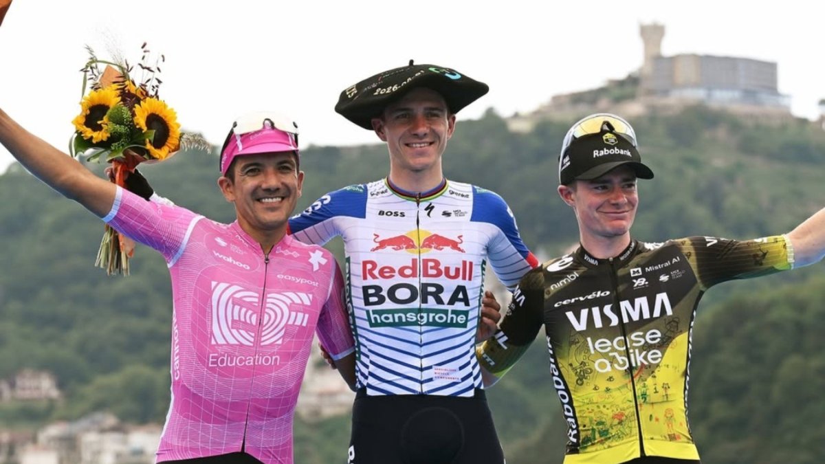El ciclista ecuatoriano (i) en el podio de ganadores junto a Remco Evenepoel.