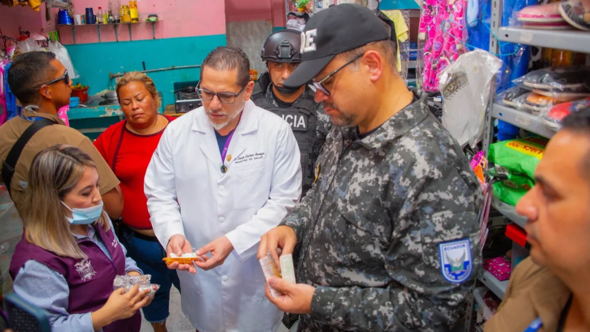 El ministro de Salud, Juan Carlos Aveiga, y el ministro del Interior, John Reimberg.