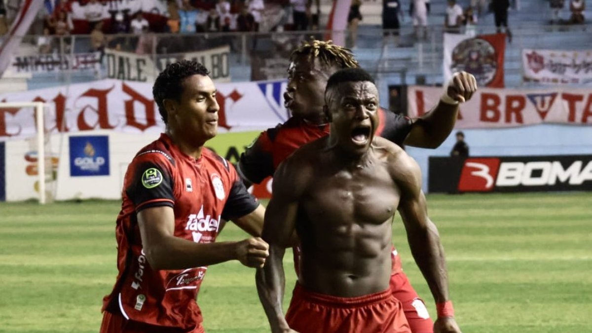 Tin Angulo jugador del Manta FC que recibe a Mushuc Runa.