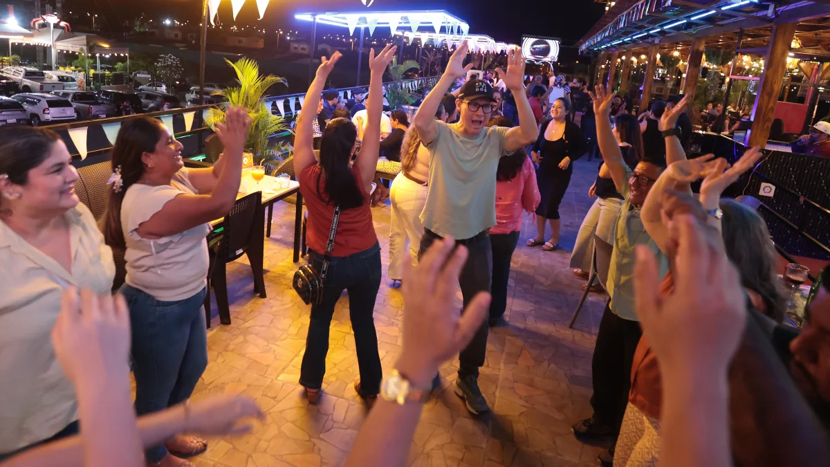 Baile. La pista de baile es la más visitada. La buena música motiva a los ciudadanos a levantarse de sus asientos.