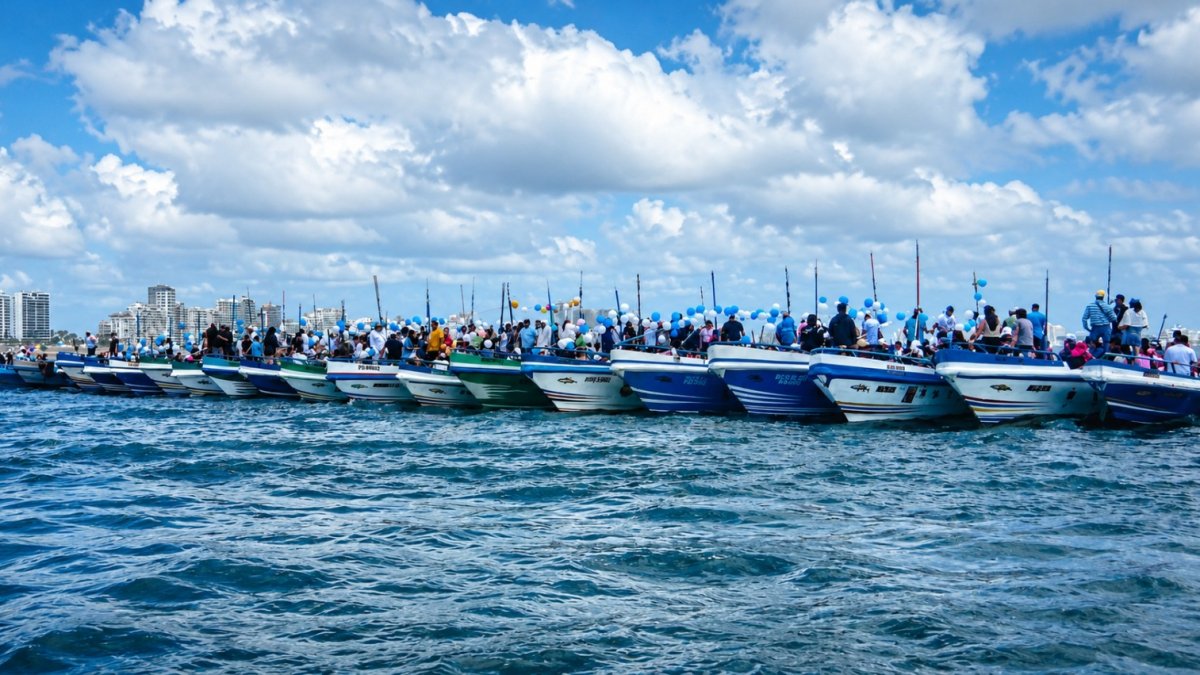 En el mar se forman filas de lanchas para cumplir con el rito en el mar en honor a Cristo Pescador