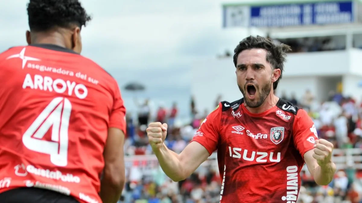 Emiliano Griffa (d) festeja uno de los goles con Leones en la LigaPro 2026.