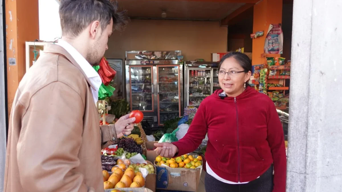 En la tienda de Margarita Janilema, en Chimbacalle, sur de Quito, hay variedad de frutas, azúcar, arroz, carnes, etc.