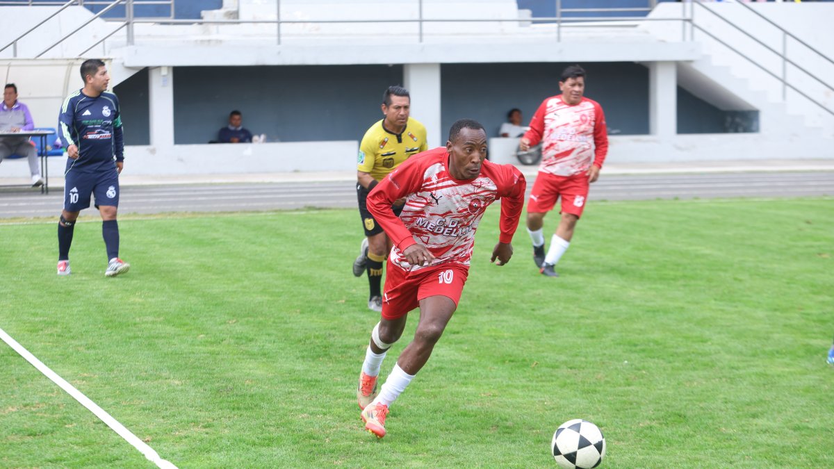 Walter Iza (c), con pasado en varios equipos, forma parte del club Señor Montúfar, de la Segunda Categoría.