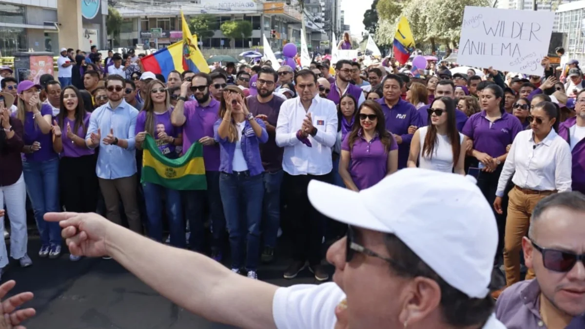 Harold Burbano participa en la marcha organizada por Acción Democrática Nacional (ADN) hacia la sede del CNE en Quito, durante la inscripción de las candidaturas para las elecciones seccionales.