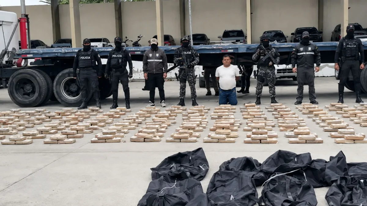 Policía incautó 600 kg de cocaína en Chongón; la droga iba hacia un puerto marítimo.