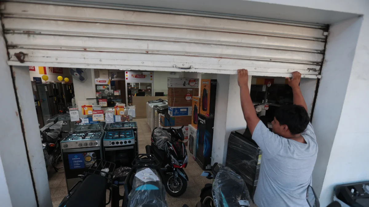 Temor. Por seguridad, el empleado de este local cerró sus puertas antes de las 18:00. Estas medidas provocan menos ingresos.