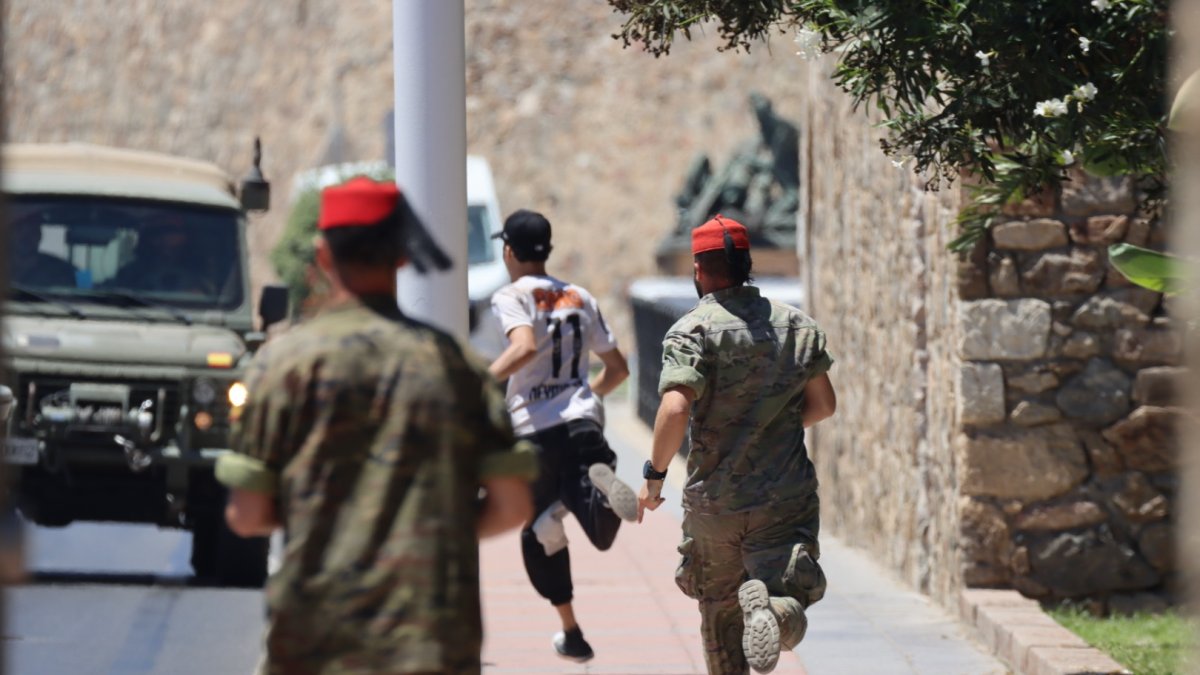 Medios desplegados intentan detener a un migrante este domingo 2 de agosto en Ceuta.