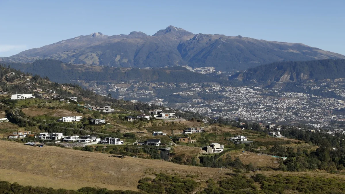 El volcán Ilaló ha perdido cobertura vegetal por construcciones y expansión urbana, mientras una ordenanza busca fortalecer su protección ambiental integral.