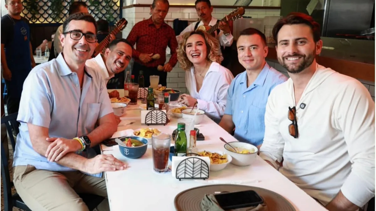 El presidente Daniel Noboa con los precandidatos de ADN, Andrés Guschmer, Francisco Cevallos, Cynthia Viteri y Niels Olsen.