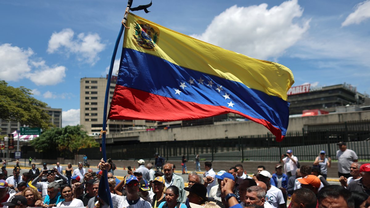 Personas se manifiestan este sábado para exigir que sea público el diálogo que comienza hoy entre el chavismo y un grupo opositor y que impulsa Estados Unidos, del que se desconocen detalles clave.