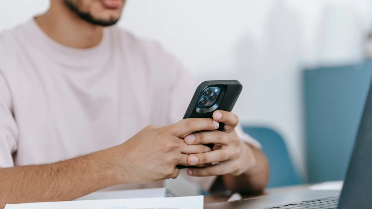 Referencial.Usuario revisa su teléfono tras recibir el aviso de que la cuenta está en revisión en WhatsApp.
